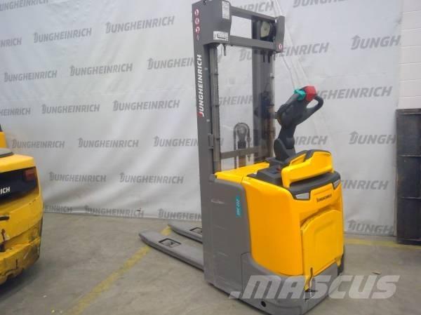 Jungheinrich ERC 212 自走式堆積機
