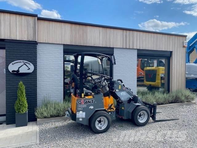Knikmops KM 100 輪胎式裝載機