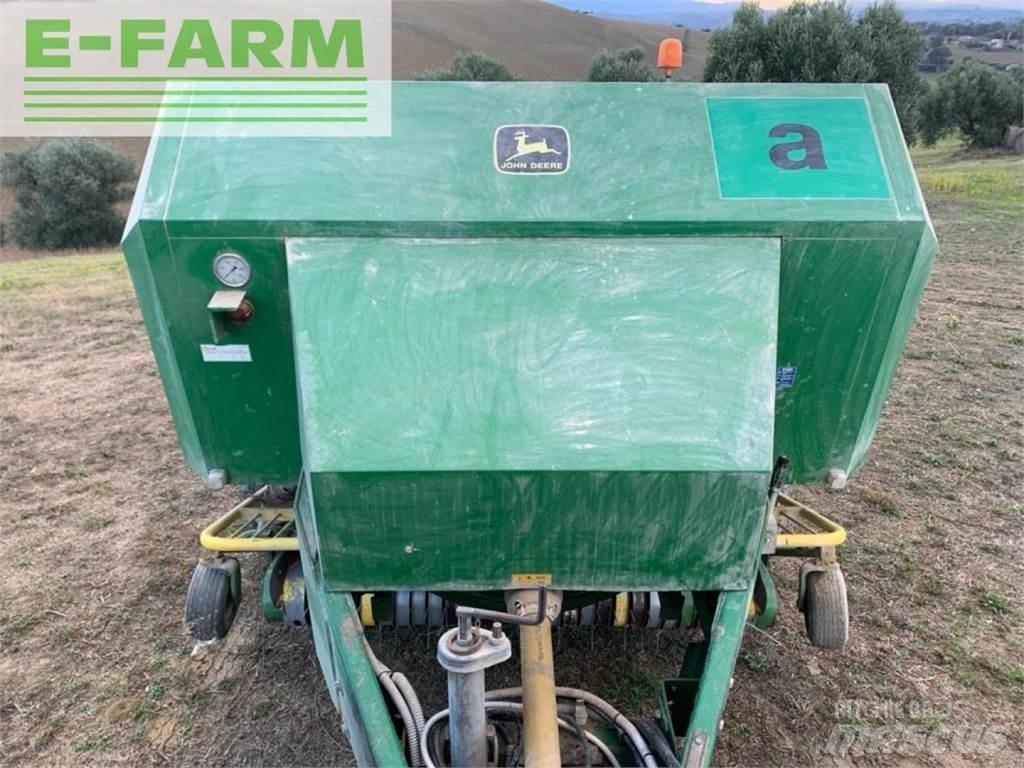 John Deere 690 方形打捆機