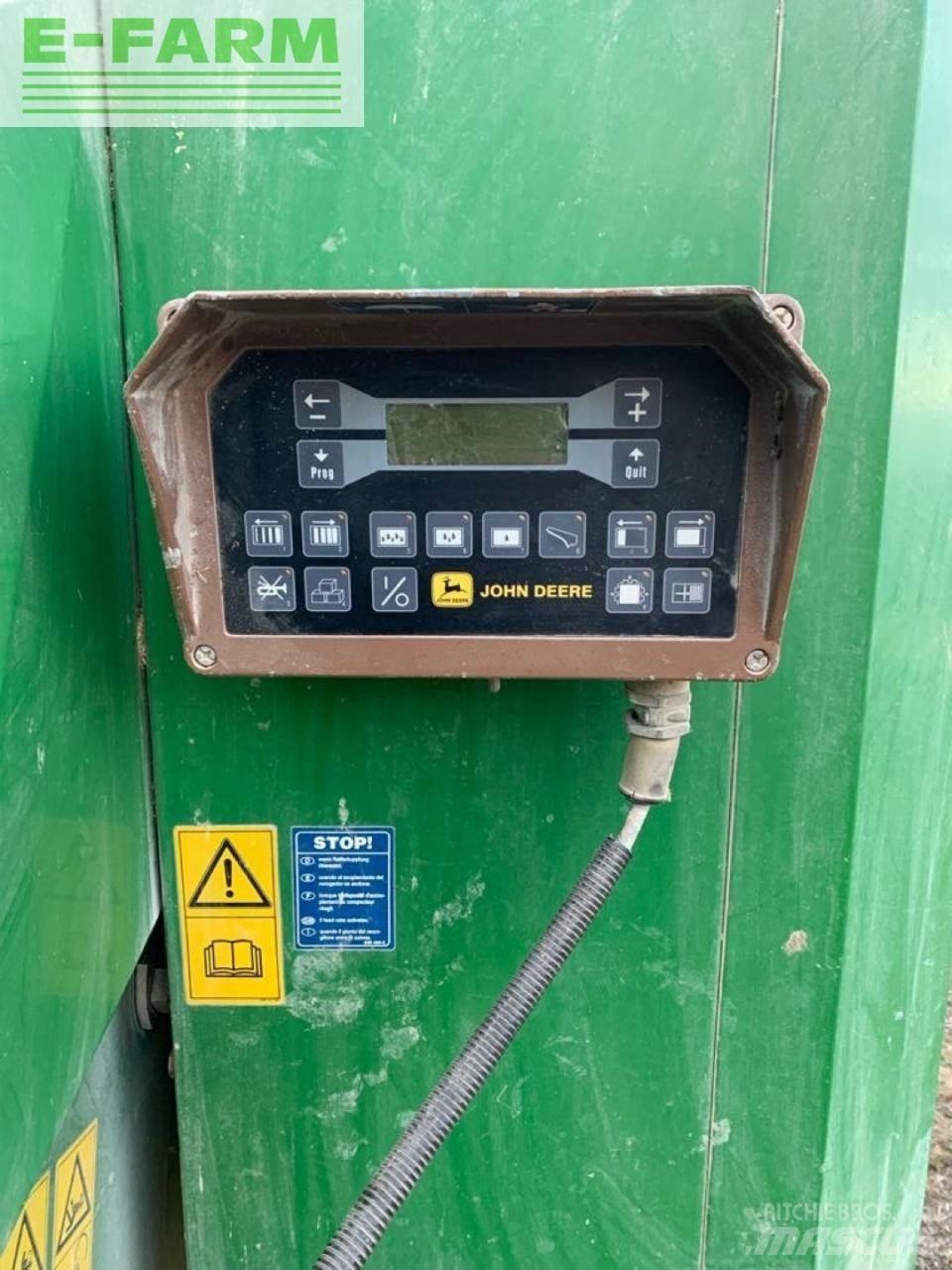 John Deere 690 方形打捆機