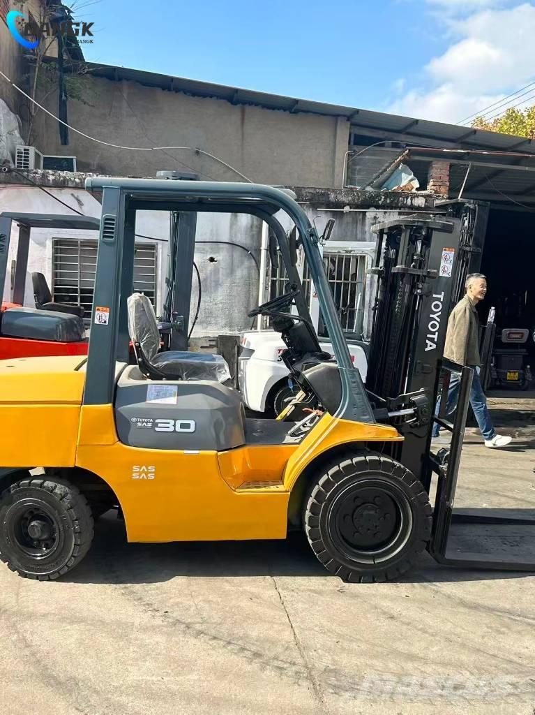 Toyota 7 FDN 30 柴油卡車