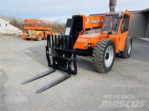 SkyTrak 8042 伸縮臂操作車
