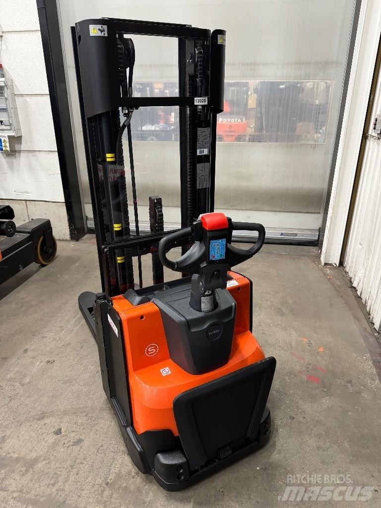 Toyota SWE140L 行走控制式堆積機