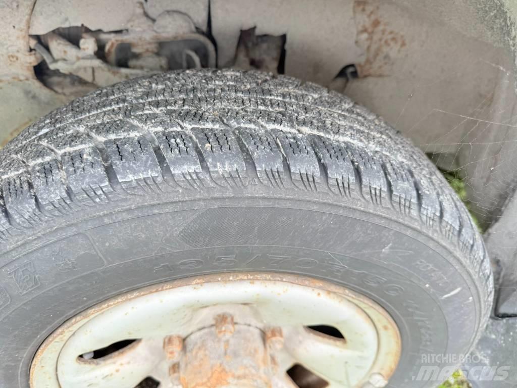 Toyota Hiace 4x4 廂式貨物運輸車