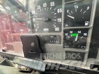 International 4700 平板式/側卸式卡車