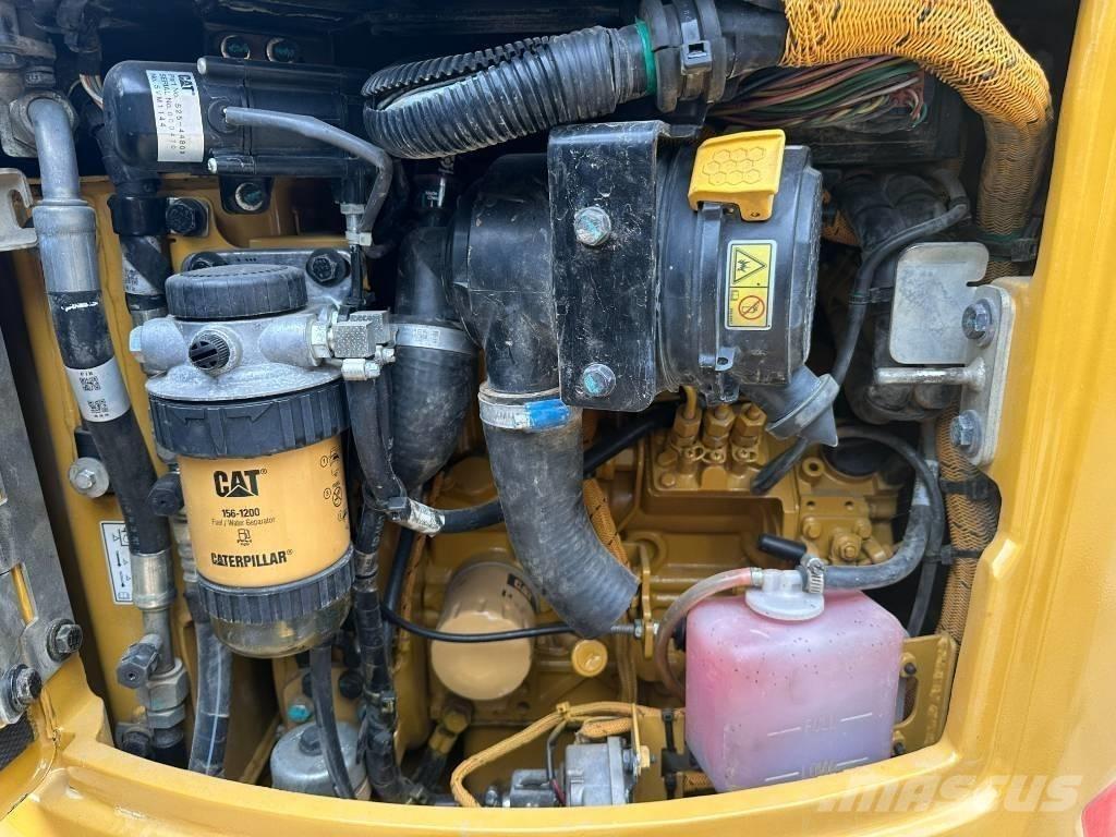 CAT 302 小型挖土機/掘鑿機<7t(小型挖掘機)