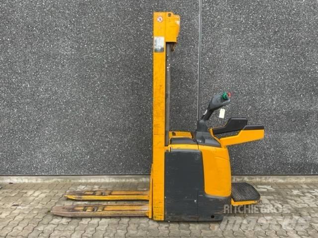 Jungheinrich ERC 216 自走式堆積機