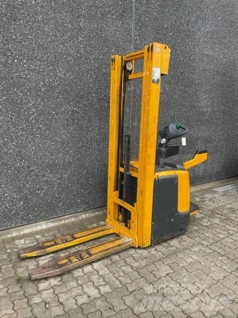 Jungheinrich ERC 216 自走式堆積機