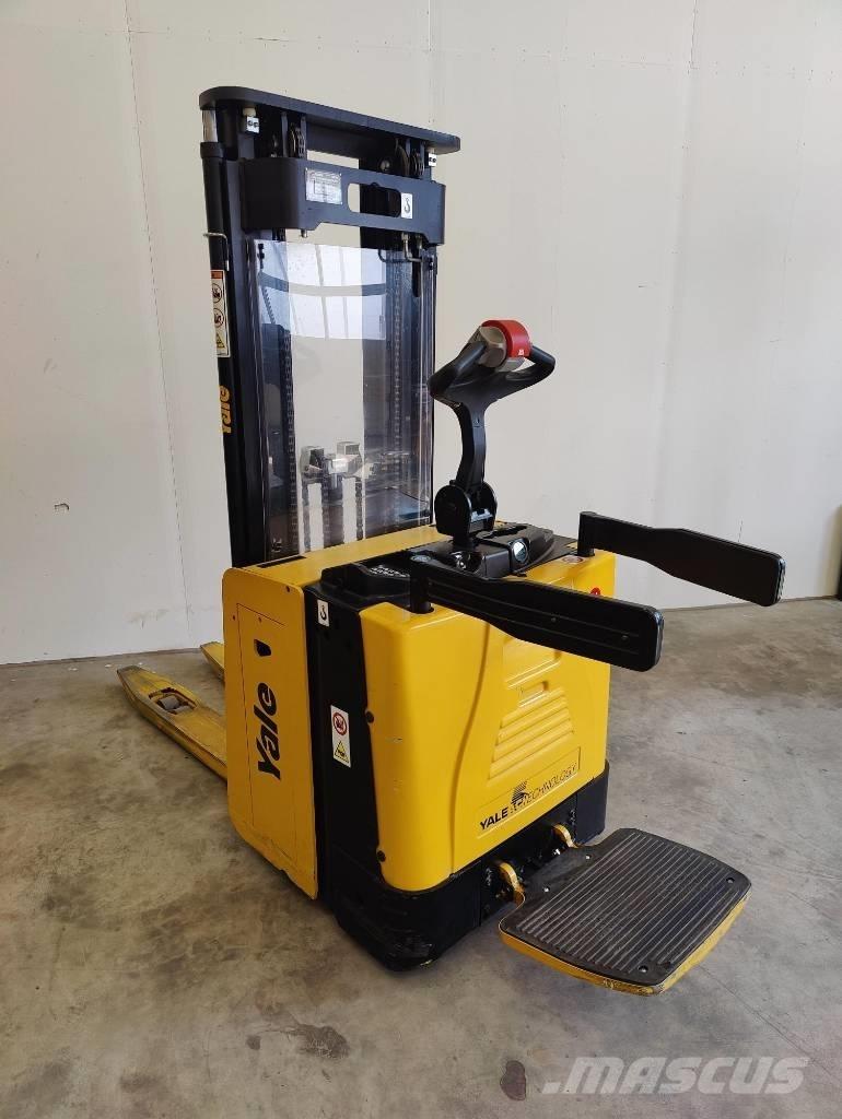 Yale MS15X 自走式堆積機
