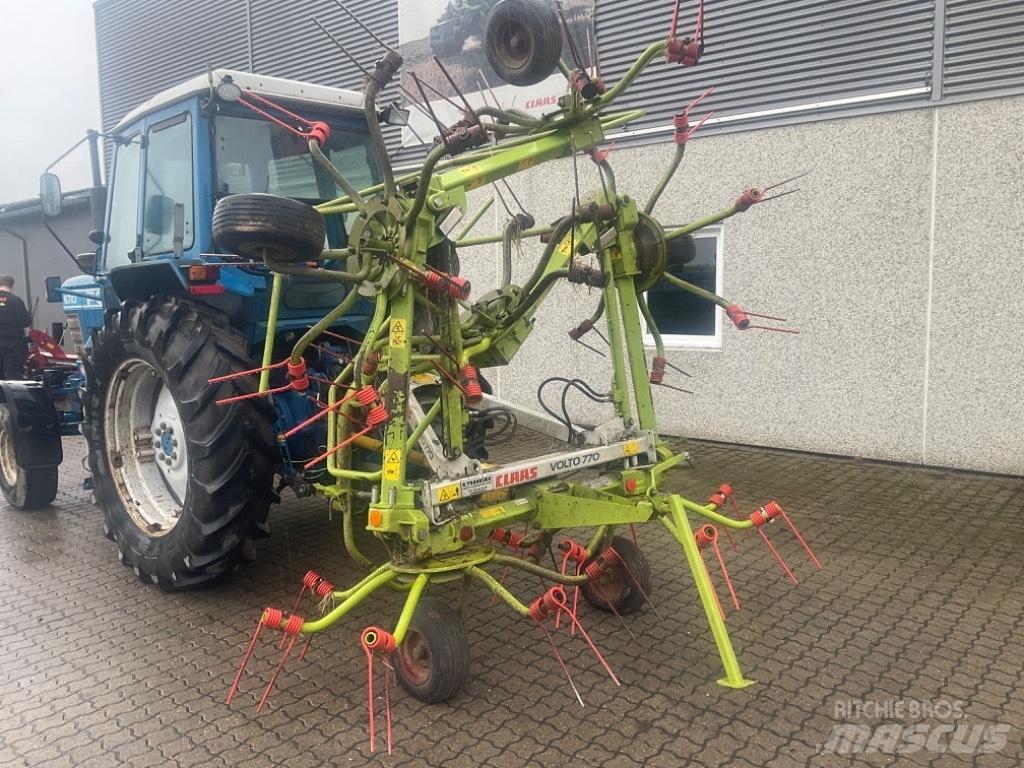 CLAAS Volto 770 耙與翻草機