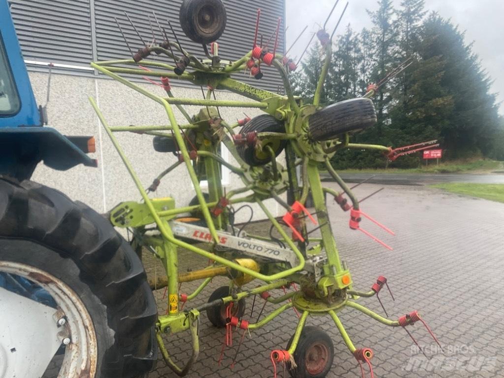 CLAAS Volto 770 耙與翻草機