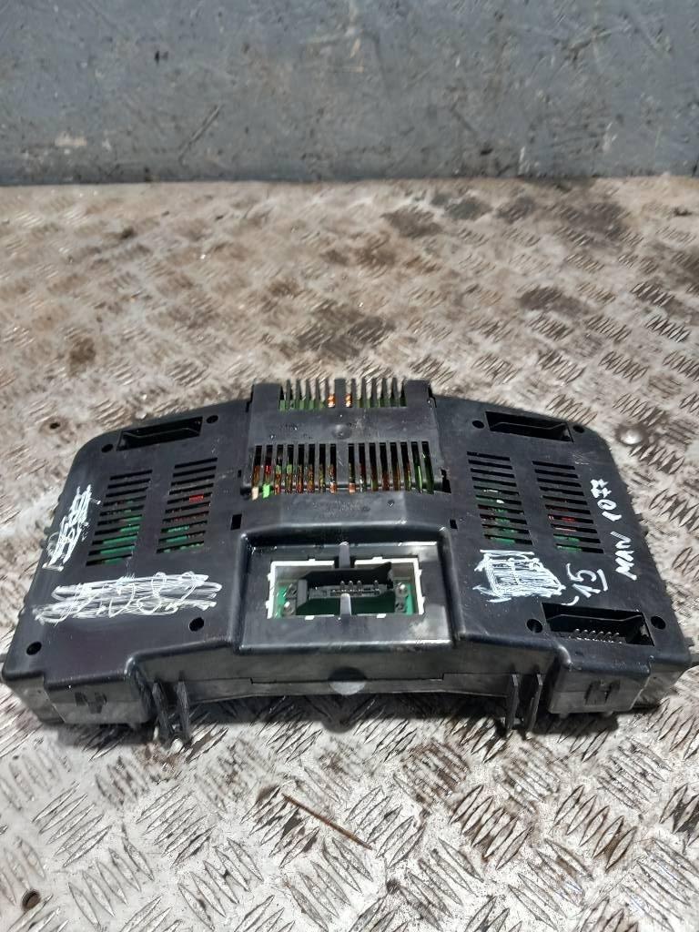 MAN TGA 81272026158 駕駛室與內部