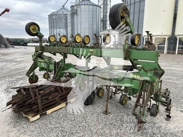 John Deere 845 行栽作物中耕機