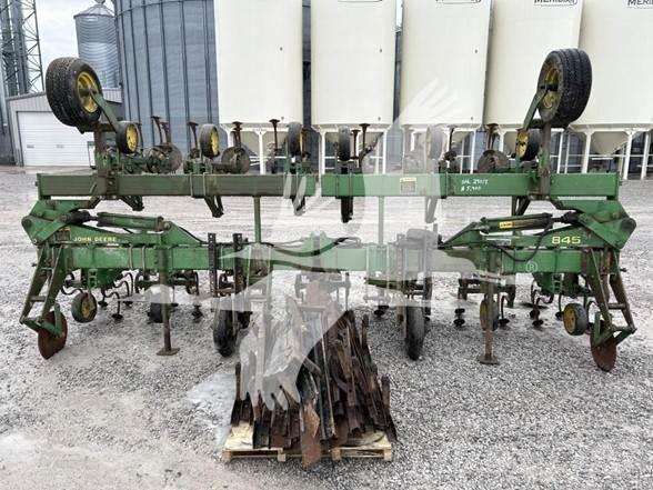 John Deere 845 行栽作物中耕機