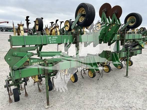 John Deere 845 行栽作物中耕機