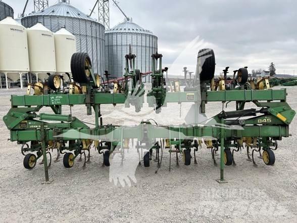 John Deere 845 行栽作物中耕機