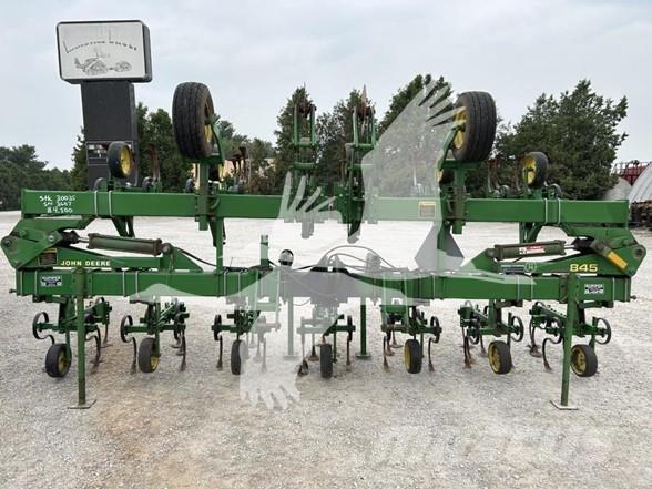 John Deere 845 行栽作物中耕機