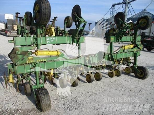 John Deere 85 行栽作物中耕機