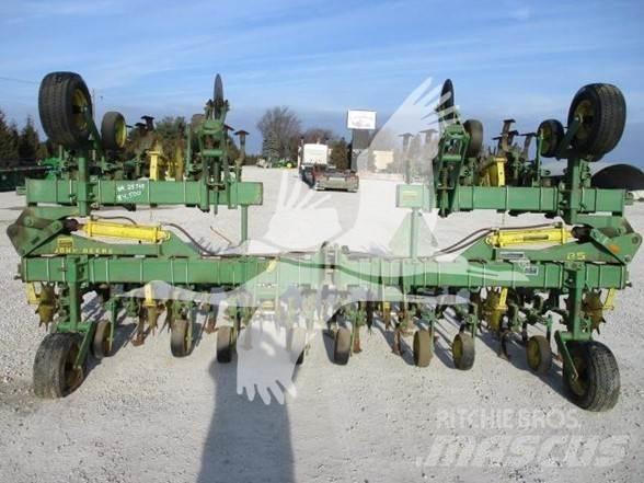 John Deere 85 行栽作物中耕機