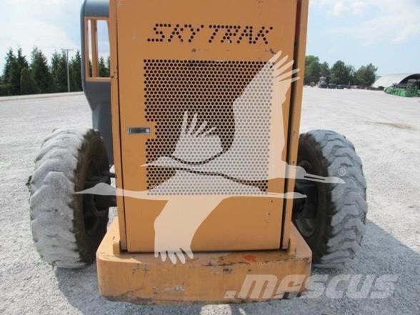 SkyTrak 8042 伸縮臂操作車