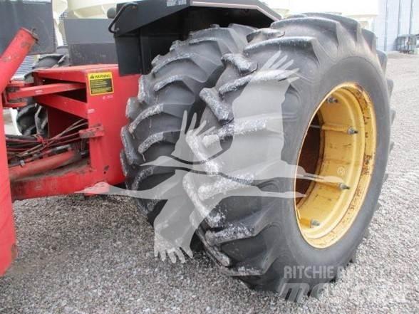 Versatile 876 曳引機