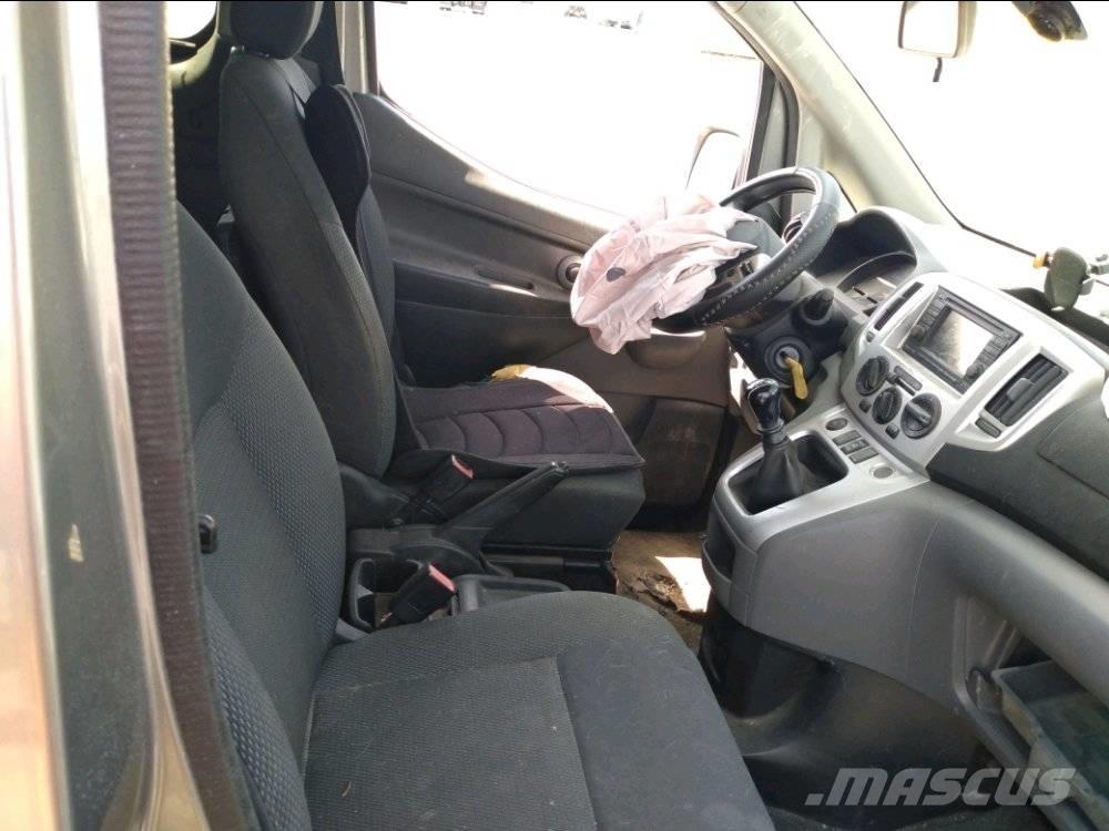 Nissan NV 200 廂式貨物運輸車