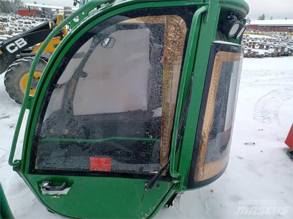 John Deere 1210e 駕駛室與內部