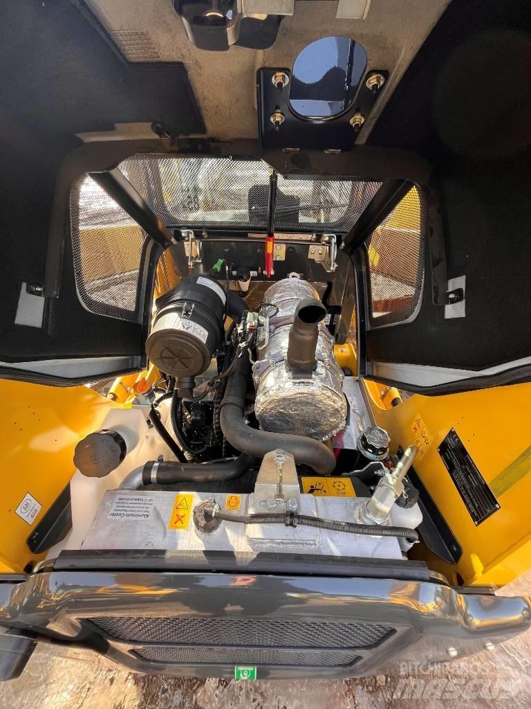 Komatsu SK815-8 滑移轉向裝載機