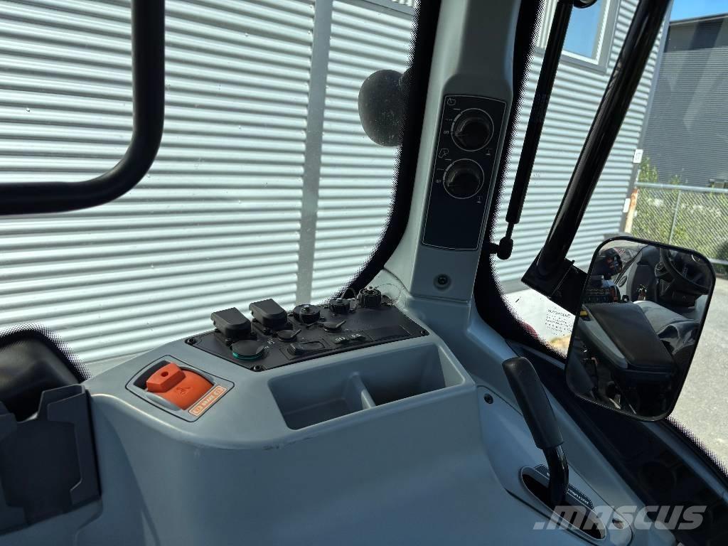 Valtra T 215 Versu 曳引機