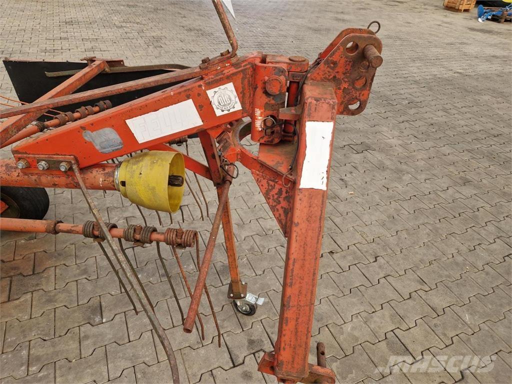 Fella TS 325 堆草機