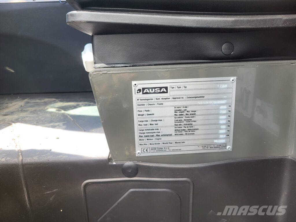 Ausa T235H 伸縮輪式裝載機