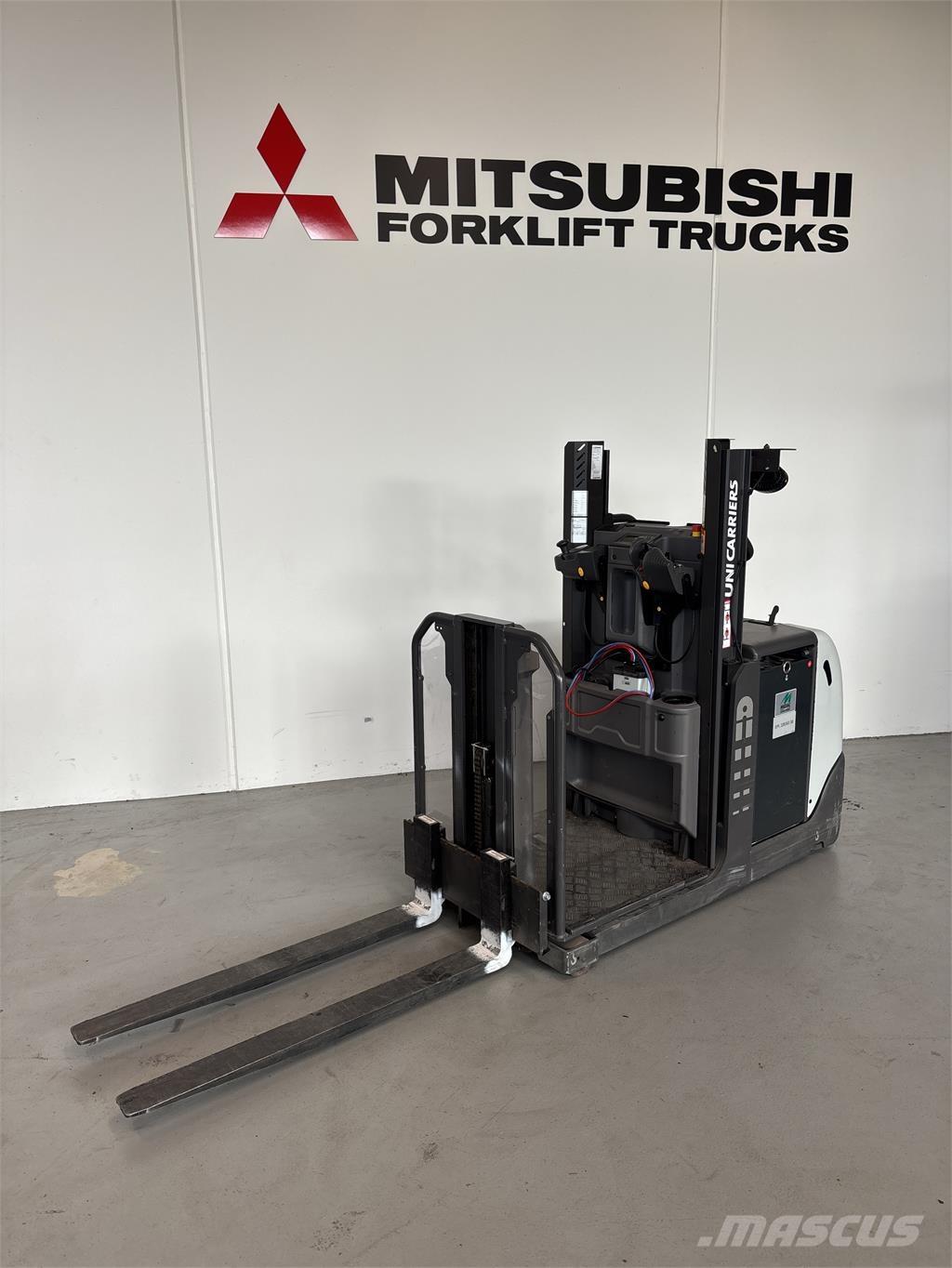 UniCarriers EPL100 低架裝載機