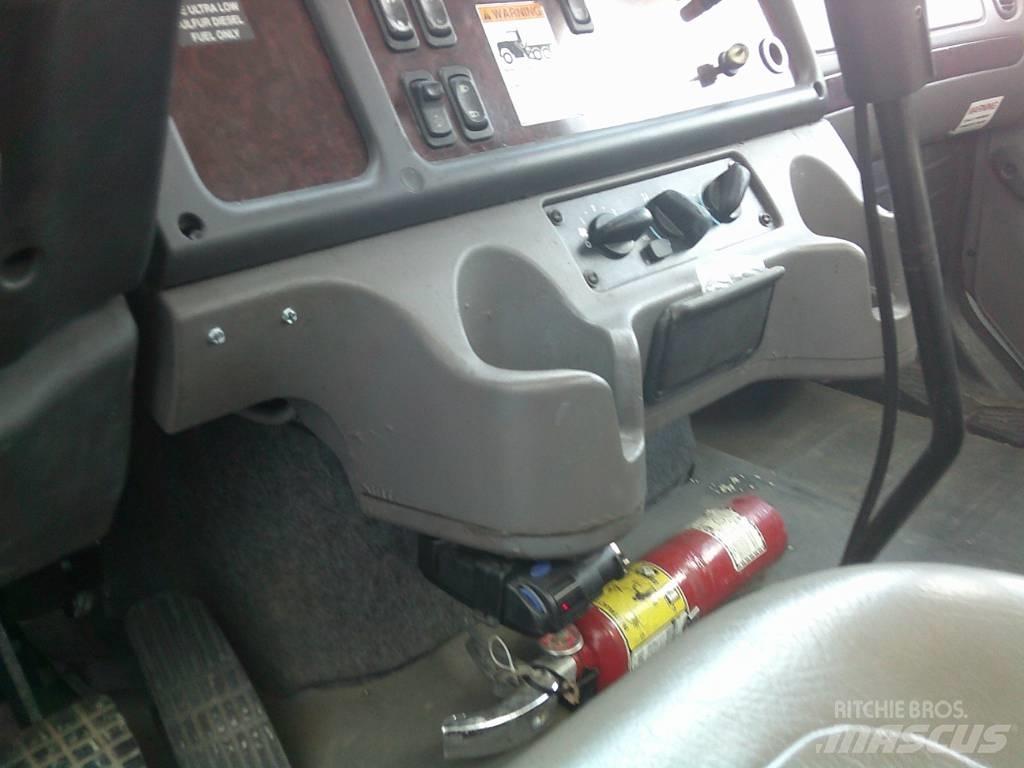 Freightliner M2 商用底盤車