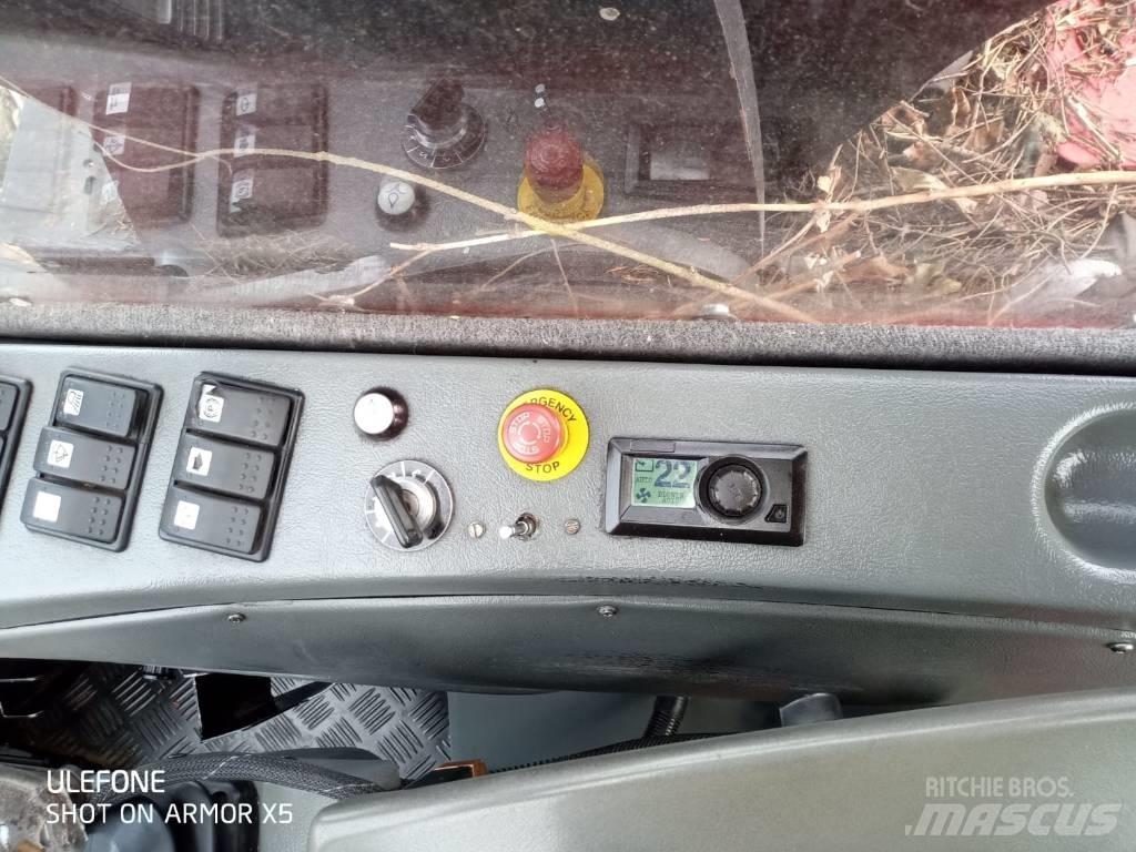 Komatsu 911 收穫機