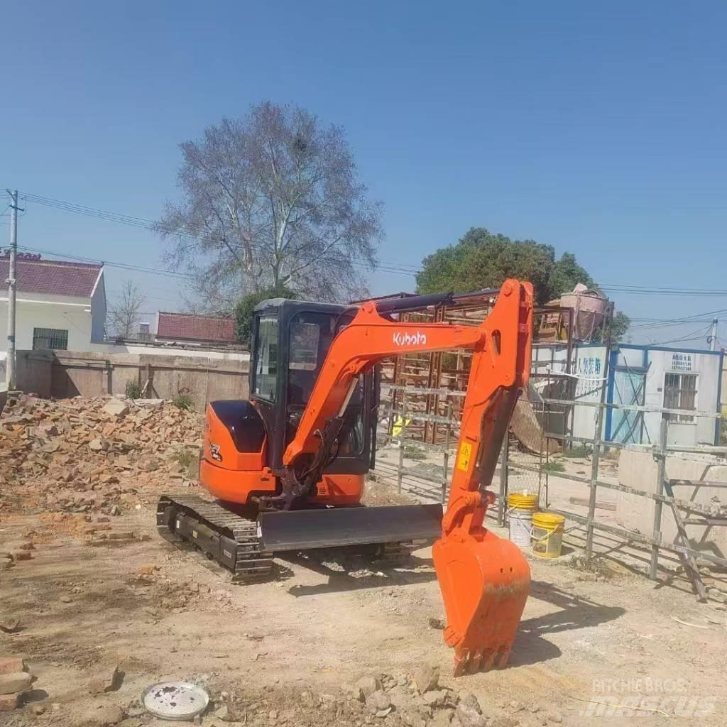 Kubota U 27 小型挖土機/掘鑿機<7t(小型挖掘機)