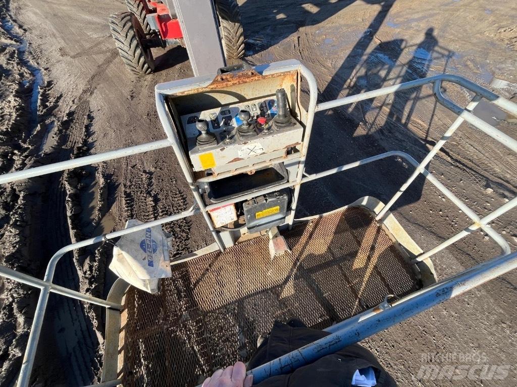 Manitou 200 ATJ 曲臂高空作業車