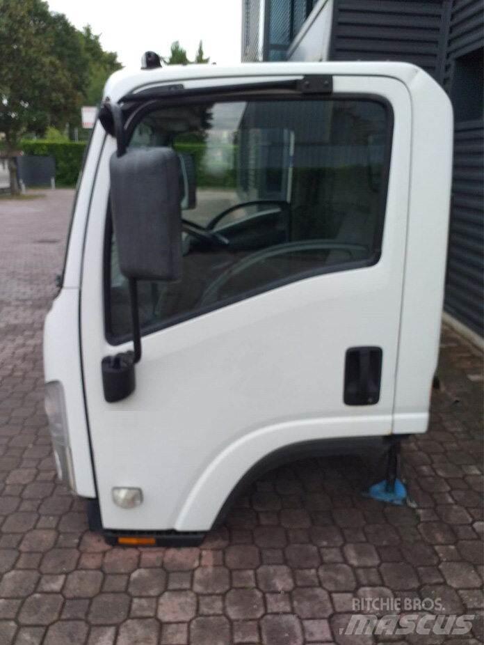 Isuzu M - L 駕駛室與內部