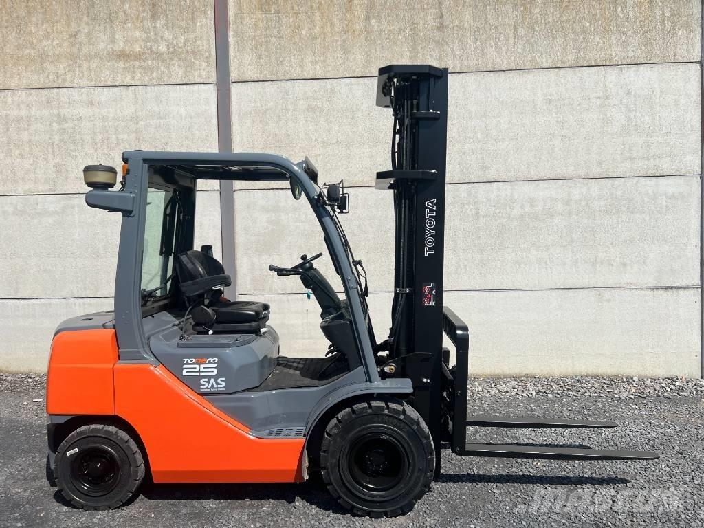 Toyota 02-8 FDF 25 柴油卡車