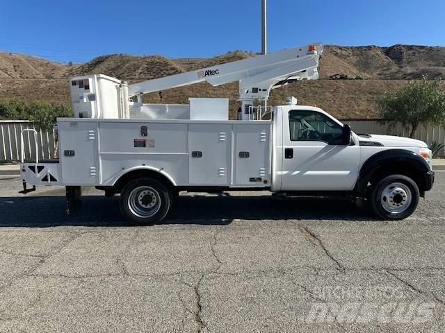 Ford F 450 卡車裝載高空作業車