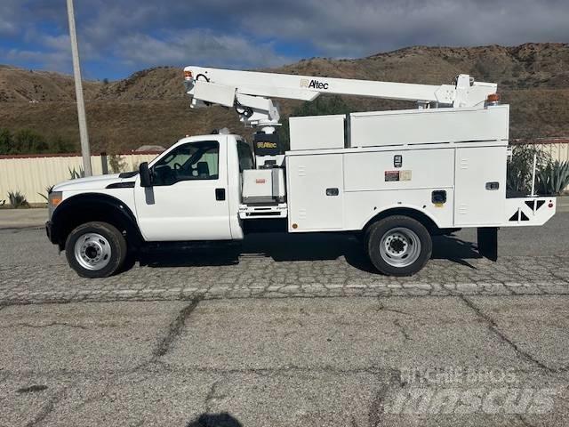Ford F 450 卡車裝載高空作業車