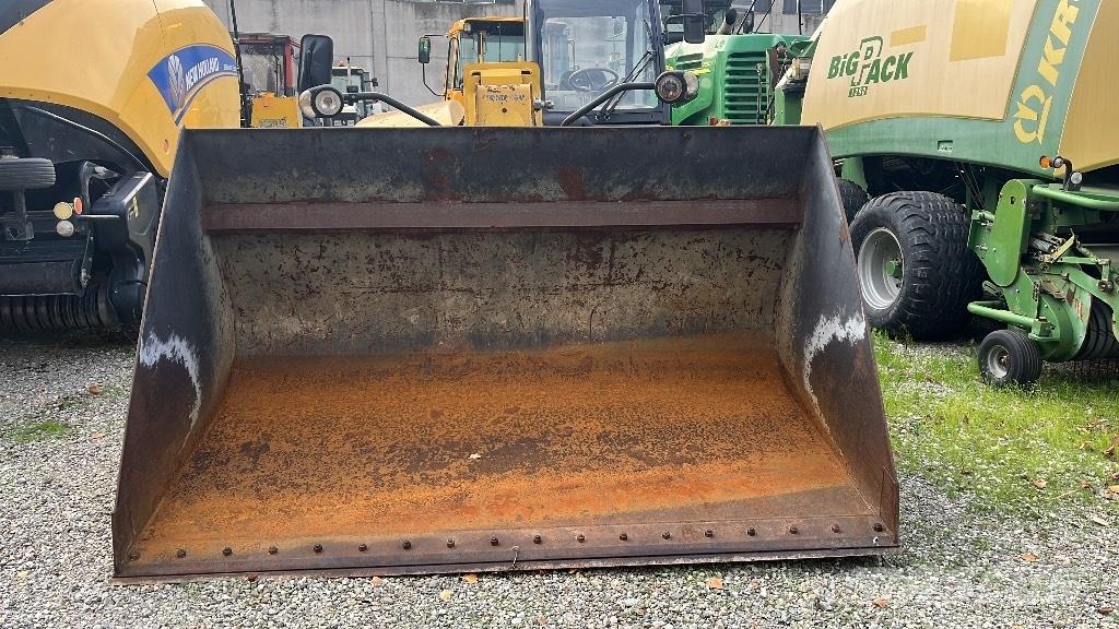 Komatsu WH 713 伸縮臂操作車