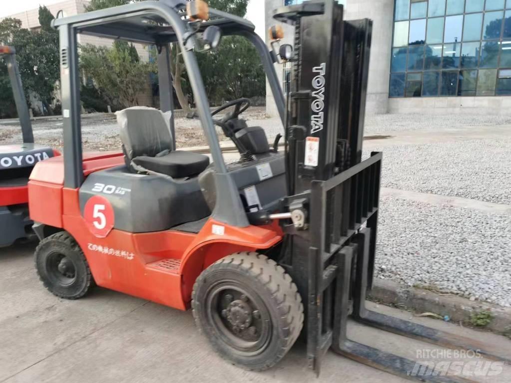 Toyota 7FD 30 柴油卡車