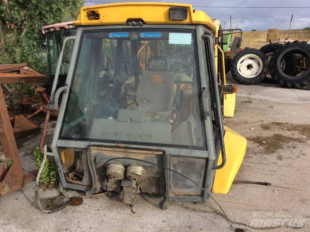 Komatsu WB 97 R 駕駛室與內部