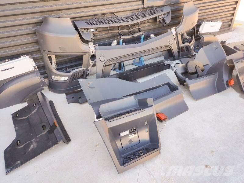 Mercedes-Benz MP4 駕駛室與內部