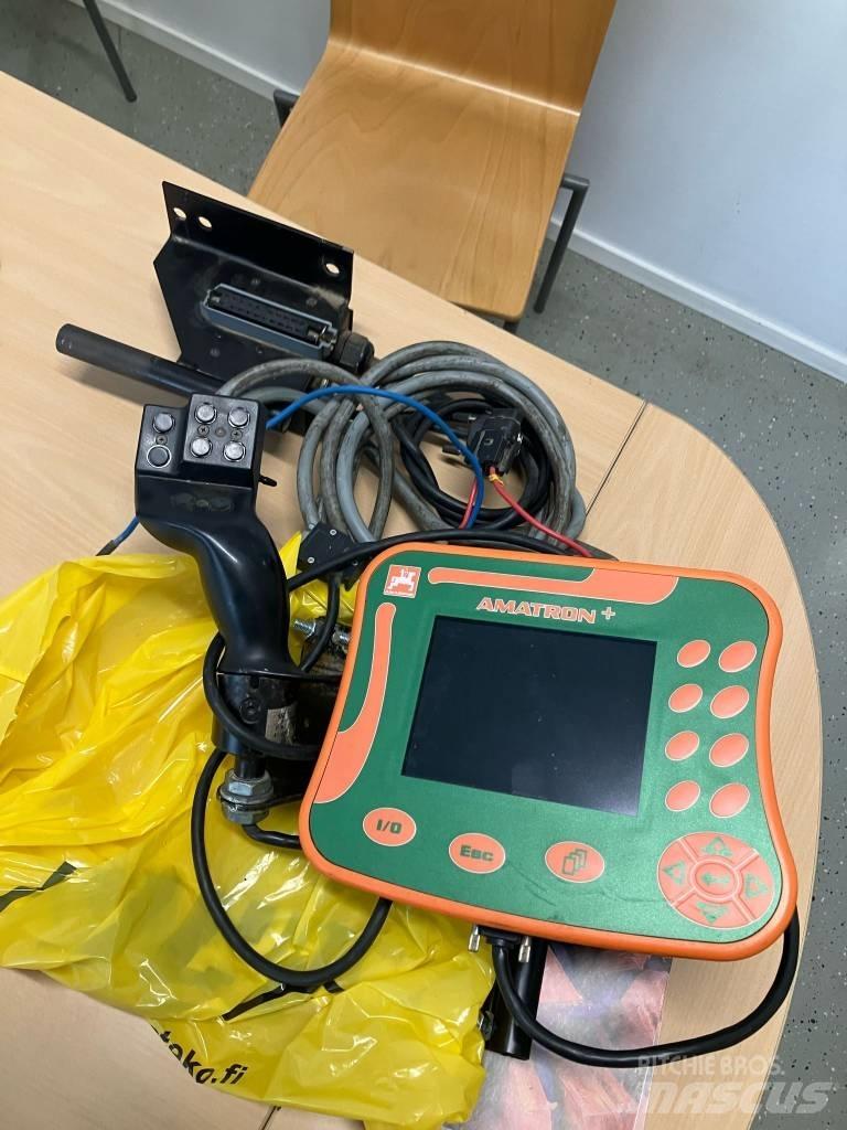 Amazone UX 3200 牽引式噴霧機