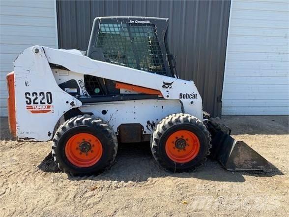 Bobcat S220 滑移轉向裝載機