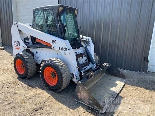 Bobcat S220 滑移轉向裝載機