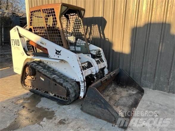 Bobcat T140 滑移轉向裝載機