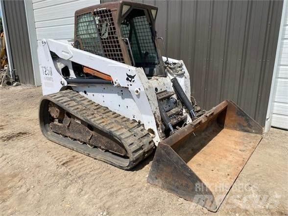 Bobcat T250 滑移轉向裝載機
