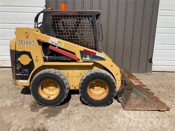 CAT 228 滑移轉向裝載機